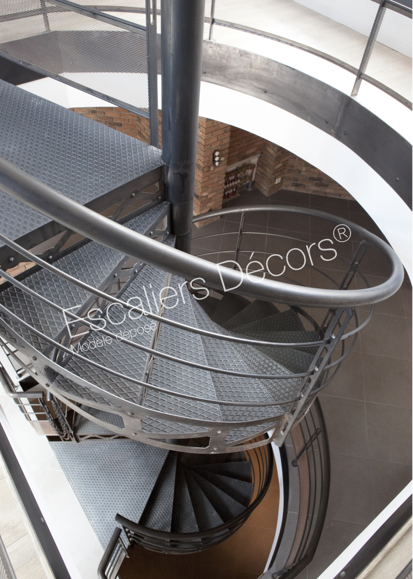 Photo DH88 - SPIR'DÉCO® San Francisco. Escalier sur 2 niveaux hélicoïdal d'intérieur en acier au design industriel pour une décoration de caractère. Vue 7